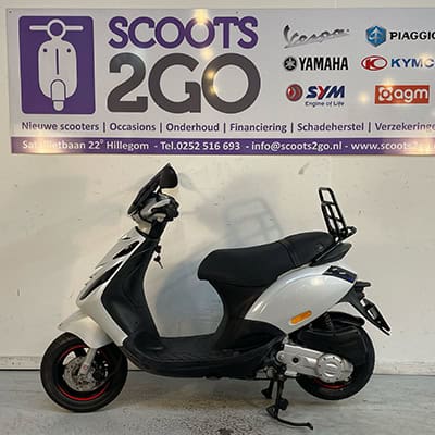scoots2go piaggio zip pearl white scoots2go piaggio zip pearl white